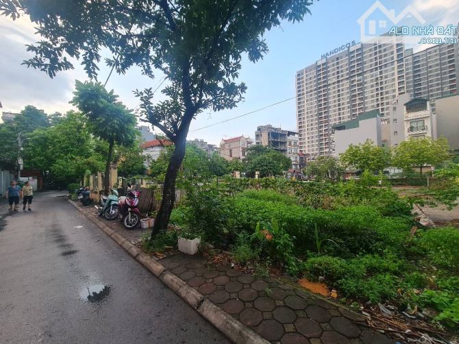 Đất đẹp TT Trâu Quỳ - Gia Lâm – 33,2m² – ô tô tránh – 2 mặt thoáng – Giá 5,5 tỷ - 2