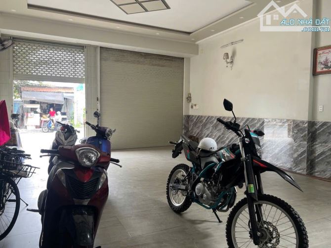Biệt thự 3 tầng Mặt tiền đường TRƯƠNG THỊ HOA phường TTH Q12, dt 165m2 (6,6mx25m) Đường10m - 3