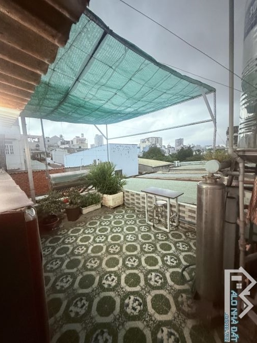 Nhà 3 tầng, khu Vip Nguyễn Sơn, 30m2, ngay siêu thị BigC, chỉ 3.9 tỷ - 3
