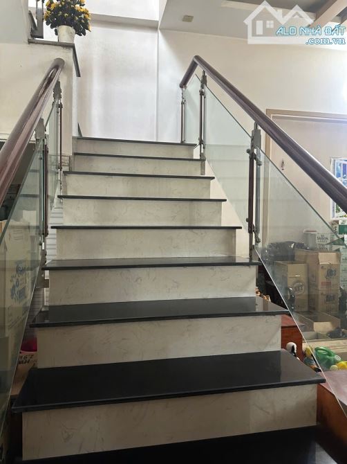 Bán nhà lô góc 2 Mt đang kd buôn bán sầm uất 2 tầng. Dĩ an - 3