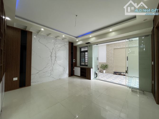 Bán nhà 3 tầng tại khu vực Đằng Lâm ngõ to rộng ô tô đỗ cửa thì hơn 3 tỷ - 50m2 - Đông Nam - 3