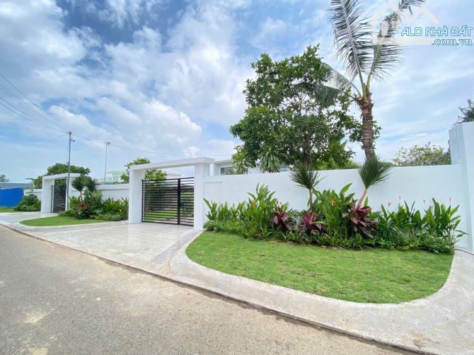 VILLA HỒ BƠI -- SÂN VƯỜN ĐƯỜNG NGUYỄN HUỆ XÃ ĐẤT ĐỎ--TP HCM - 3