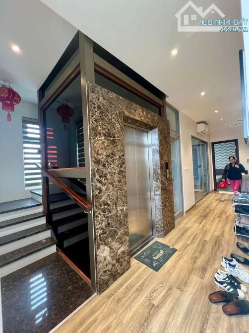 Nhà Hoạ Sĩ cần bán căn Biệt Thự Vinhome RiverSide, 3 mặt tiền, 180m2, giá 60.5 tỷ - 3