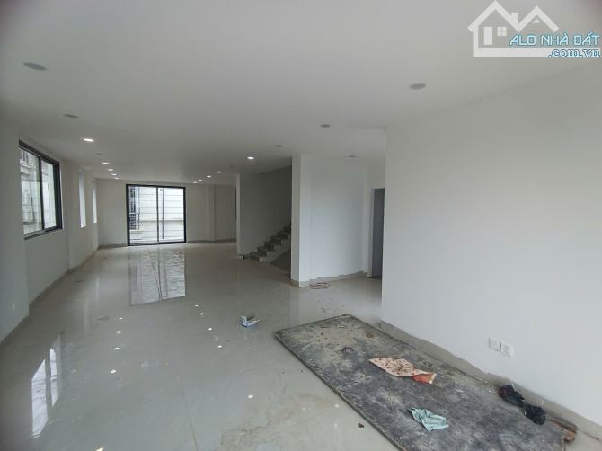 Cho thuê nhà KĐT Dương Nội, DT 218m2, 4 tầng 1 hầm thông sàn, thang máy. ô tô đỗ thoải mái - 3