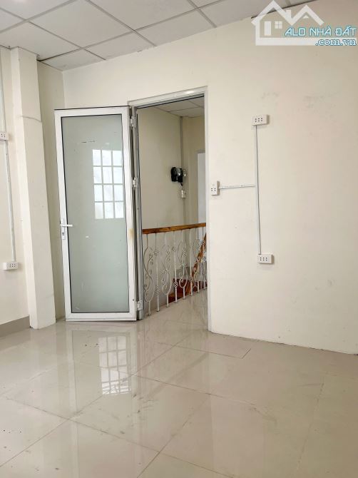 Nhà 2 tầng nở hậu xe ba gác tới cửa hẻm 125 Nguyễn Thị Tần P. Chánh Hưng. Giá 4.68 tỷ TL - 3