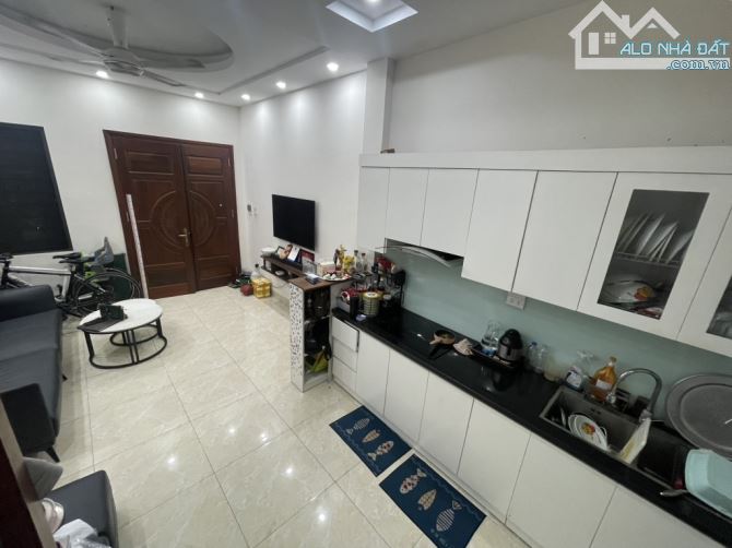 7.1 tỷ - nhà Thạch Bàn - ô tô đỗ cửa, vào nhà - 10m ra ô tô tránh - dân xây cực đẹp - 3