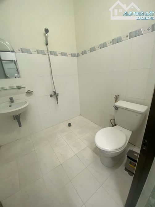 Cho thuê nhà nguyên căn 3 tầng ngay vòng xoay Hoàng Diệu, cách biển 700m, 5pn, 6wc giá rẻ - 3