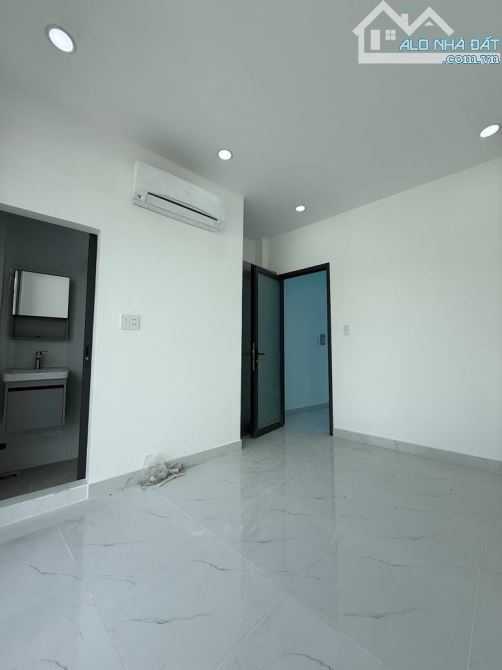 Giáp bình thạnh . 3 tầng . 3pn. 3wc. Full nội thất . Gần chợ gò vấp - 3