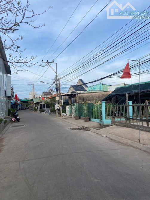 nhà 550 triệu Mặt Tiền Ấp 1 - Bình Thắng-Ngang 6,5 met -DÀI ĐỤN BỜ KÈ -Thổ Cư Toàn bộ - 3