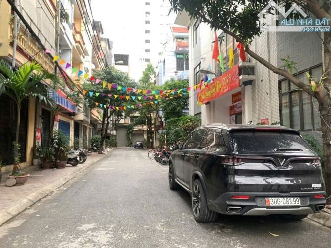 BÁN NHÀ CẦU GIẤY 69m2 × MT 5,9m. GARA Ô TÔ - 2 Ô TÔ TRÁNH ĐỖ TRƯỚC NHÀ + VỈA HÈ - 4