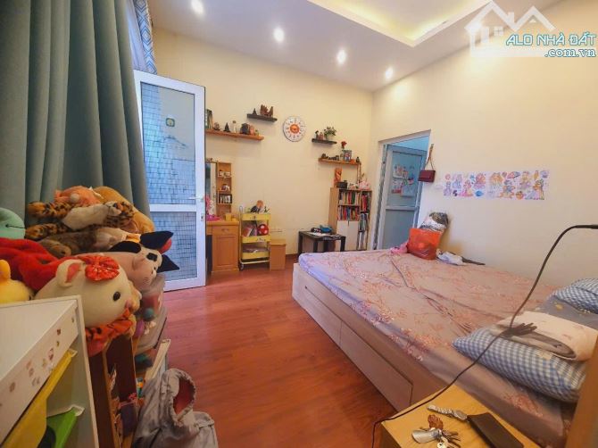 Bán gấp - Trần Hữu Tước - Đống Đa - Ô tô đỗ - thoáng - vị trí đắc địa - DT 70m2 - 3 tầng - 4