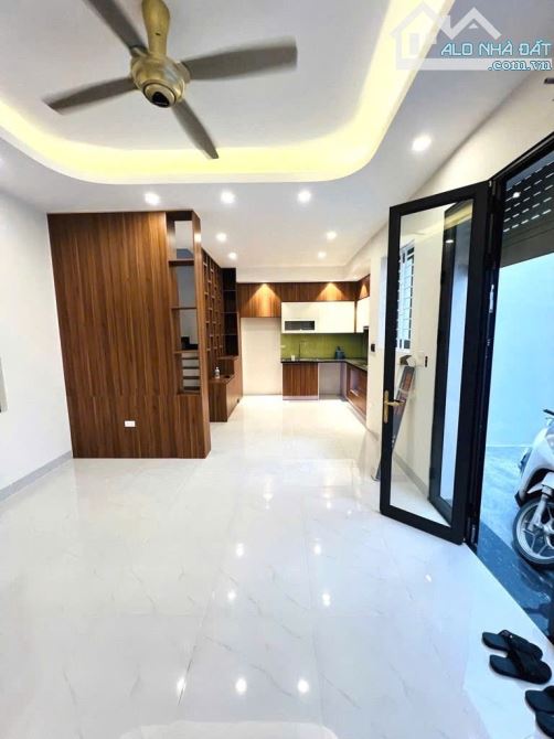 Chính chủ bán nhà Lạc Long Quân – 75m², 5 tầng, ngõ thoáng, giá hấp dẫn - 4