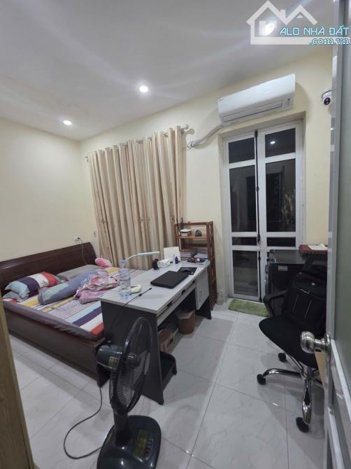 Siêu phẩm Cầu Giấy còn sót ,30m2- hơn 6 tỷ ,ngõ thông kinh doanh ,nhà 3 tầng chắc chắn - 4