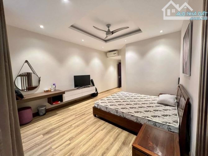 Nhà Hoạ Sĩ cần bán căn Biệt Thự Vinhome RiverSide, 3 mặt tiền, 180m2, giá 60.5 tỷ - 4