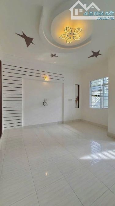 Bác 6 gửi bán căn nhà ở đường Lý Nam Đế , Thị Trấn Hóc Môn. DT 100m2, Giá 999 triệu, SHR - 4