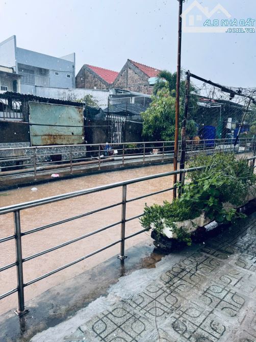 nhà 550 triệu Mặt Tiền Ấp 1 - Bình Thắng-Ngang 6,5 met -DÀI ĐỤN BỜ KÈ -Thổ Cư Toàn bộ - 4