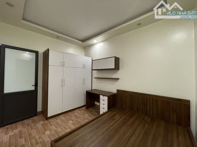 Bán nhà 3 tầng tại khu vực Đằng Lâm ngõ to rộng ô tô đỗ cửa thì hơn 3 tỷ - 50m2 - Đông Nam - 5