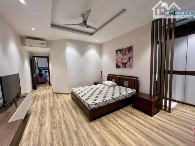 Nhà Hoạ Sĩ cần bán căn Biệt Thự Vinhome RiverSide, 3 mặt tiền, 180m2, giá 60.5 tỷ - 5