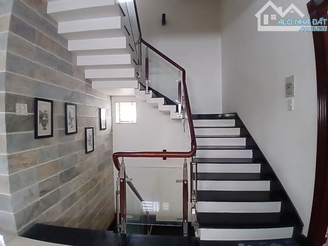 Q9, GIÁ NGỘP - NGAY VINCOM LÊ VĂN VIỆT - BIỆT THỰ MẶT TIỀN ĐƯỜNG - 227M2(10*22,7)*4 TẦNG - 5