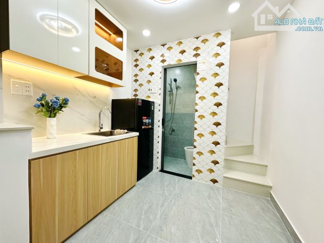 NHÀ 3 TẦNG GIÁP QUẬN 1 - CHỈ NHỈNH 2 TỎI - FULL NỘI THẤT 2 PHÒNG - SÁT HẺM XE TẢI - 5