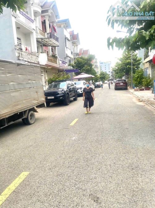 Bán nhà lô góc 2 Mt đang kd buôn bán sầm uất 2 tầng. Dĩ an - 6