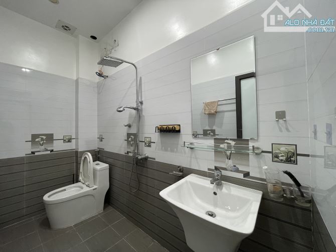 Bán nhà 3 tầng tại khu vực Đằng Lâm ngõ to rộng ô tô đỗ cửa thì hơn 3 tỷ - 50m2 - Đông Nam - 6