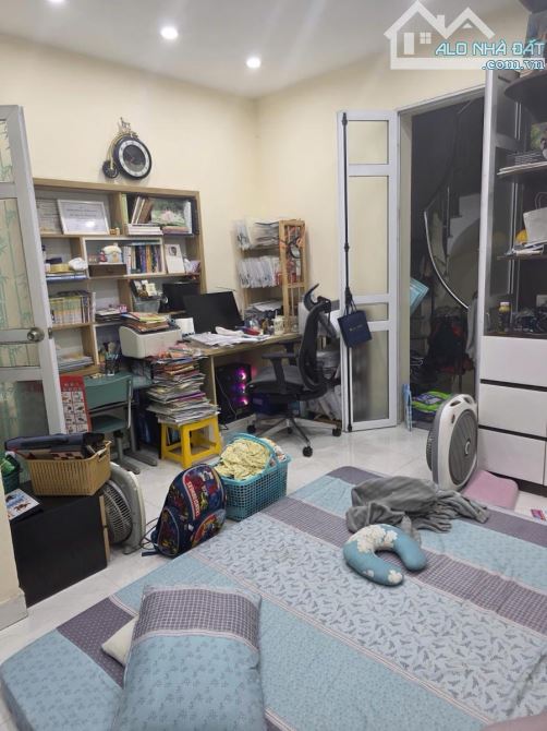 Siêu phẩm Cầu Giấy còn sót ,30m2- hơn 6 tỷ ,ngõ thông kinh doanh ,nhà 3 tầng chắc chắn - 6