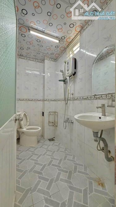 Bác 6 gửi bán căn nhà ở đường Lý Nam Đế , Thị Trấn Hóc Môn. DT 100m2, Giá 999 triệu, SHR - 6