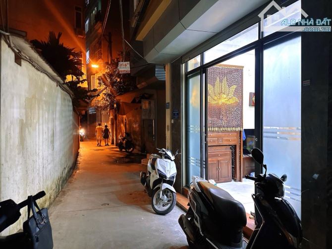 Siêu phẩm Cầu Giấy còn sót ,30m2- hơn 6 tỷ ,ngõ thông kinh doanh ,nhà 3 tầng chắc chắn - 7