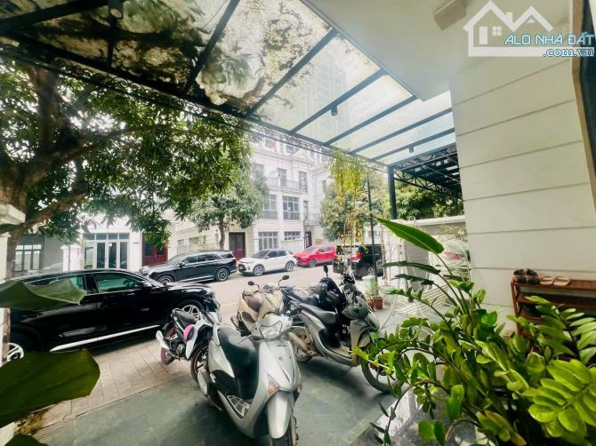 Nhà Hoạ Sĩ cần bán căn Biệt Thự Vinhome RiverSide, 3 mặt tiền, 180m2, giá 60.5 tỷ - 7