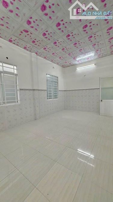 Bác 6 gửi bán căn nhà ở đường Lý Nam Đế , Thị Trấn Hóc Môn. DT 100m2, Giá 999 triệu, SHR - 7