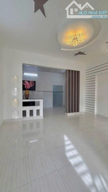 Bác 6 gửi bán căn nhà ở đường Lý Nam Đế , Thị Trấn Hóc Môn. DT 100m2, Giá 999 triệu, SHR - 8