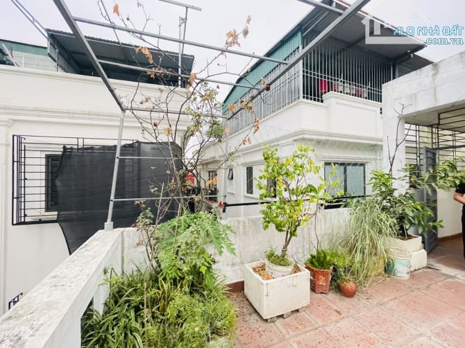 6,4 Tỷ nhà Thạch Bàn, diện tích rộng 51,8m2, dân xây, lô góc, 04 phòng ngủ, - 8