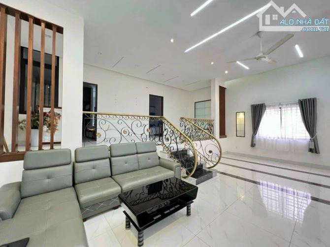 Bán căn Biệt Thự đẹp gần Cơ Sở 5 Lạc Hồng, Bửu Long, Biên Hòa, 300m2, giá 11 tỷ.