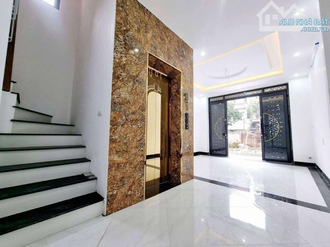 Bán nhà Cổ Nhuế, 40m x 6 tầng, thang máy, ô tô đỗ cổng, gần Resco Cổ Nhuế.
