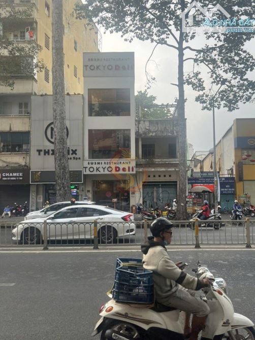 92 tỷ! Bán nhà MT Đ. Trần Hưng Đạo, Q.1 – 5.5x30m – GPXD hầm 12 tầng.