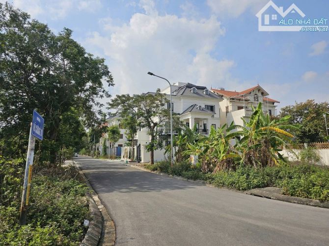 Bán  đất Bt Đại Hoàng Long . dt 262m . mt 15m . hướng TN . giá 23 tỷ 580
