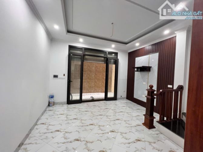 CẦU DIỄN. NHỔN. 33M. 5 TẦNG.6,1 TỶ. DÂN XÂY. 10M RA ÔTÔ. FULL NỘI THẤT.SIÊU HIẾM.