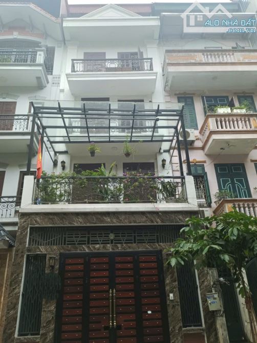 Bán liền kề KĐT Định Công, Hoàng Mai. Dt 80 m2 x 4T x Mt 4,7m. Vỉa hè ô tô văn phòng KD.