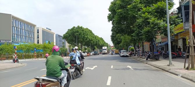 Bán nhanh lô đất Phố Hoa Lâm, 122m2, 2 MT rộng, vỉa hè, ô tô tránh thoải mái, gần Big C