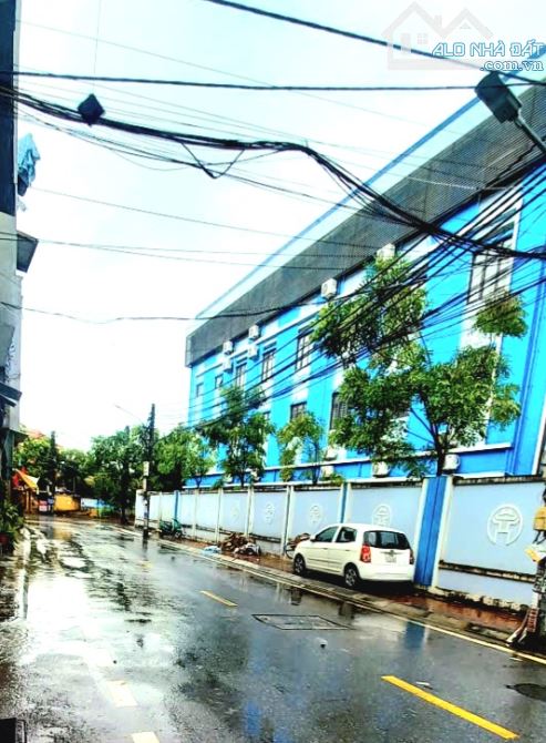 Bán Nhà Tam Hiệp , DT: 40m×5 tầng ô tô đỗ cửa giá 5.6 tỷ