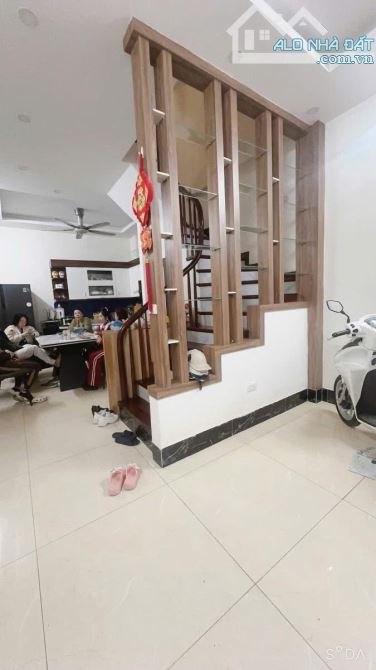 TRUNG TÂM CẦU GIẤY 40M x 5T,Mt 4M GIÁ 10.3 TỶ Ô TÔ QUA NHÀ ĐỖ CỔNG NGÕ THÔNG TỨ TUNG - 1