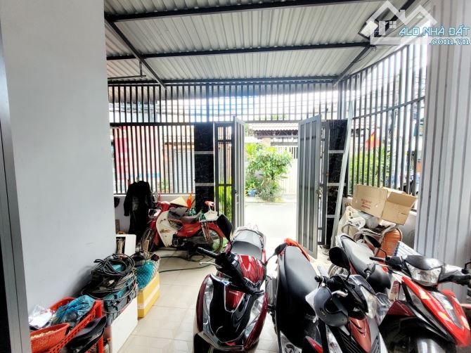 NHÀ MT ĐƯỜNG 8M và MẶT HẺM BÊN HÔNG - 1