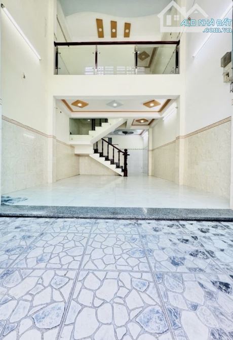 NGAY CHỢ PHẠM VĂN BẠCH NGUYỄN TƯ GIẢN - 4 TẦNG KIÊN CỐ - DT 4M x 12M - Ô TÔ ĐỖ CỬA - 1