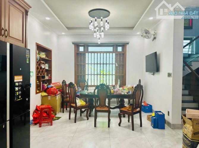 Bán Biệt Thự 1 Trệt 2 Lầu Mặt Tiền Phường 9 + DT: 185M2  - Nhà Đẹp + Giá Tốt - 1