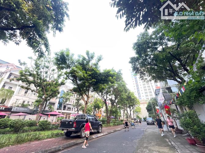 CHỦ NHÀ CHUYỂN CÔNG TÁC GẤP ĐỂ LẠI NGÔI NHÀ PHÂN LÔ Ô TÔ TRÁNH ĐỖ, VÀO NHÀ TRUNG TÂM