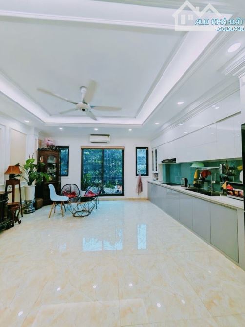 NHÀ ĐẸP DOÃN KẾ THIỆN TT CẦU GIẤY 35M x 6T,Mt 5.2M GIÁ 11.8TỶ Ô TÔ VÀO NHÀ FULL NỘI THẤT - 2