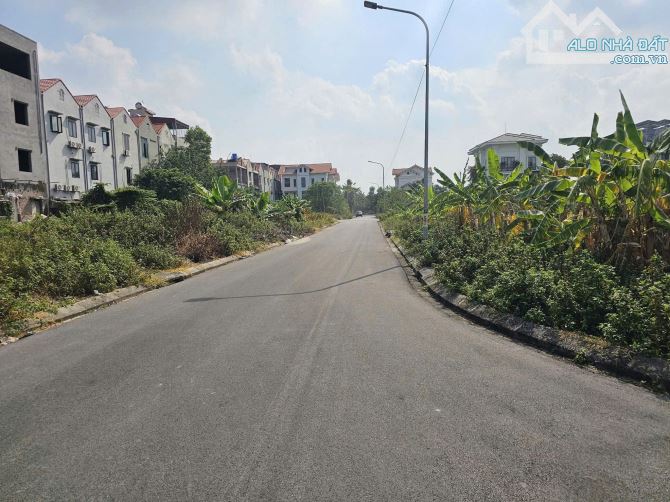 Bán  đất Bt Đại Hoàng Long . dt 262m . mt 15m . hướng TN . giá 23 tỷ 580 - 2