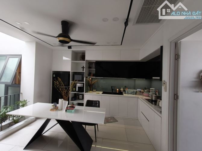 Bán nhà Thủ Đức, đường Số 3, 97m2, 4 tầng, 4PN, SH, giá 12.8 tỷ. LH: - 2