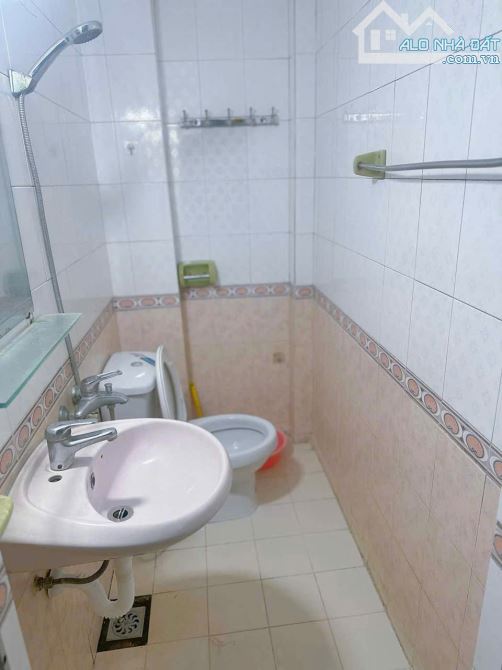 Cho thuê nguyên nhà ngõ 143 Đông Các - Ô Chợ Dừa - Đống Đa - Hà Nội. DT 20m x 4 tầng, giá - 2